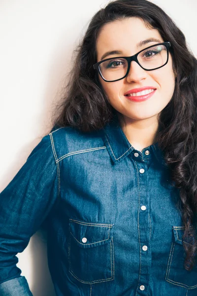 Mujer joven con gafas de borde negro — Foto de Stock