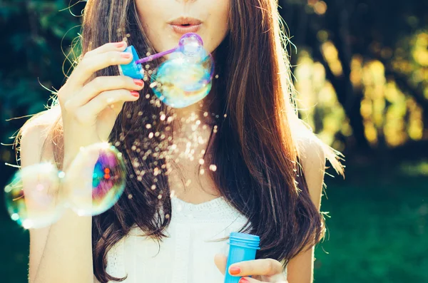 Dívka foukající bubliny Royalty Free Stock Obrázky