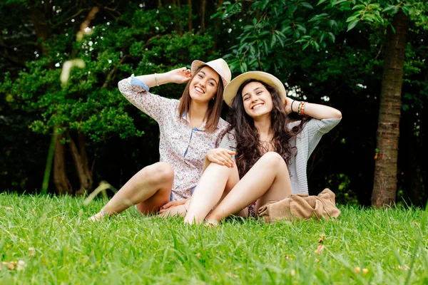 Girl friends posing with hats — Stock Photo, Image