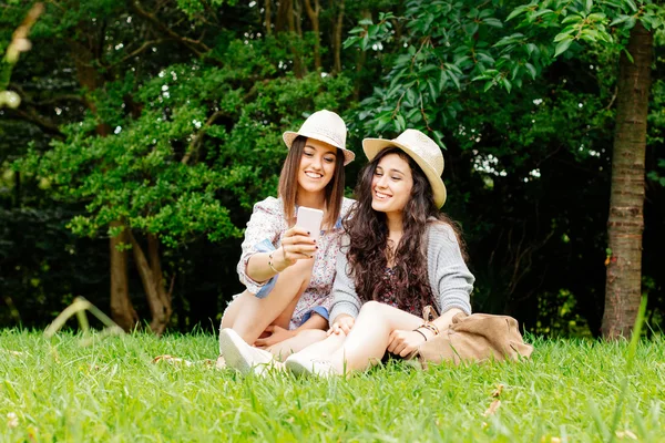 Selfie meisjes met hoeden — Stockfoto