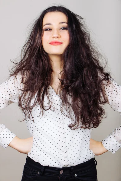 Mujer morena con el pelo desordenado —  Fotos de Stock