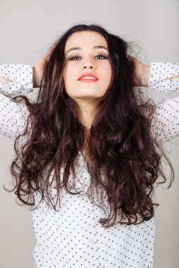 Tousled saçlı şehvetli genç kadın