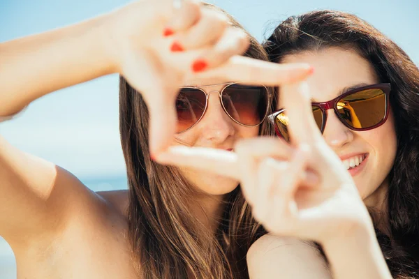 Female friends framing with hands — Stock Photo, Image
