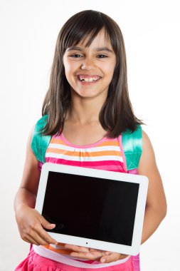 Bir tablet tutan mutlu ve komik okul kız