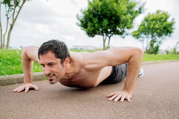 Hombre haciendo flexiones al aire libre —  Fotos de Stock