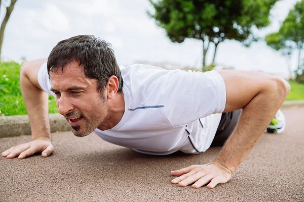 Hombre haciendo flexiones al aire libre —  Fotos de Stock