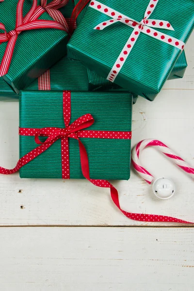 Grön jul paket och röda rosetter — Stockfoto