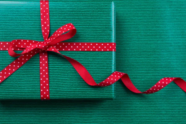 Zelené a červené vánoční balíček — Stock fotografie