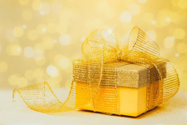 Gouden Kerstgeschenk — Stockfoto