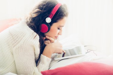 Kız yatakta tablet kullanma