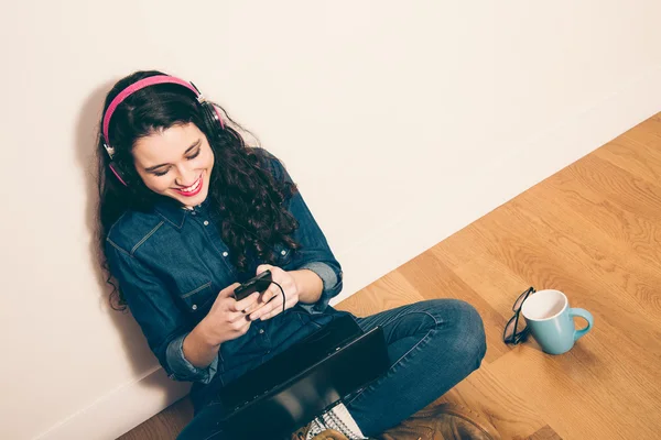 She loves technology — Stock Photo, Image