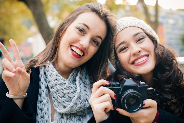 Proud girl friends with an old analog SLR camera — Stock Photo, Image