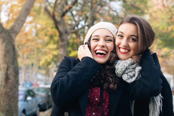 Кращі подруги дівчата обіймаються на відкритому повітрі — стокове фото