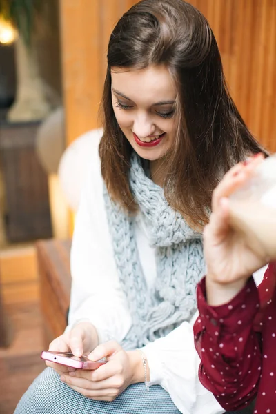 カフェで携帯電話を使って若い女性 — ストック写真