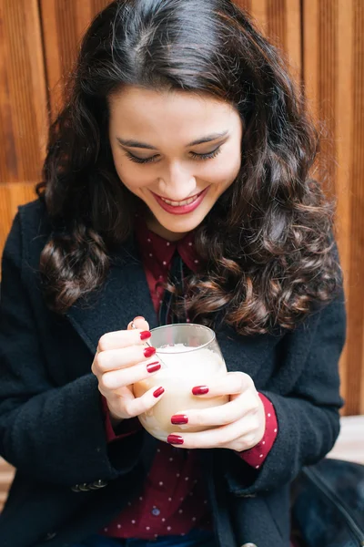 Szczęśliwa kobieta o kawę z mlekiem — Zdjęcie stockowe