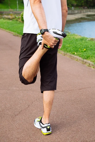 Hombre feliz haciendo ejercicios de estiramiento al aire libre —  Fotos de Stock