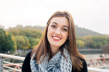 Şehirde sevimli genç kadın