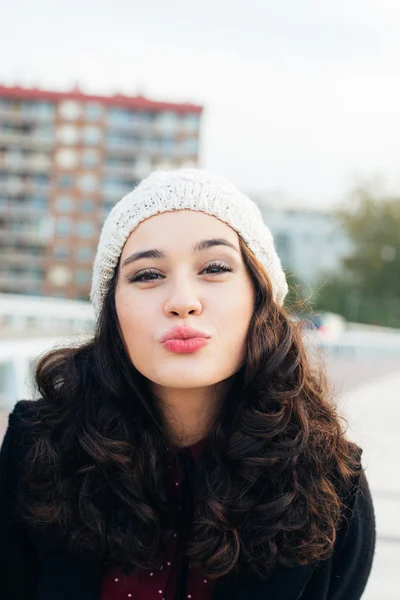 Menina beijando a câmera — Fotografia de Stock