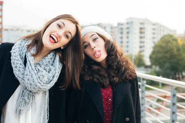 Melhor amigo meninas gesticulando para a câmera — Fotografia de Stock