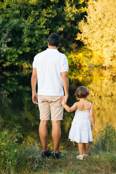 Vader en dochter aan de rivier — Stockfoto