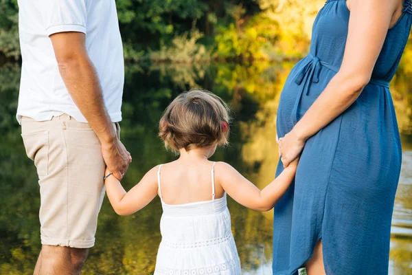 Zwangere familie samen — Stockfoto