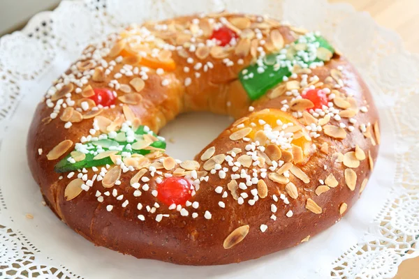 "Roscon de Reyes ", Epiphany ciasto roll — Zdjęcie stockowe