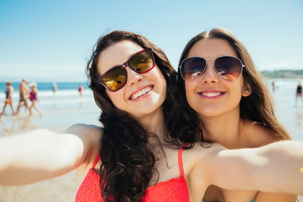 Happy selfie friends on the beach — Stock Photo, Image