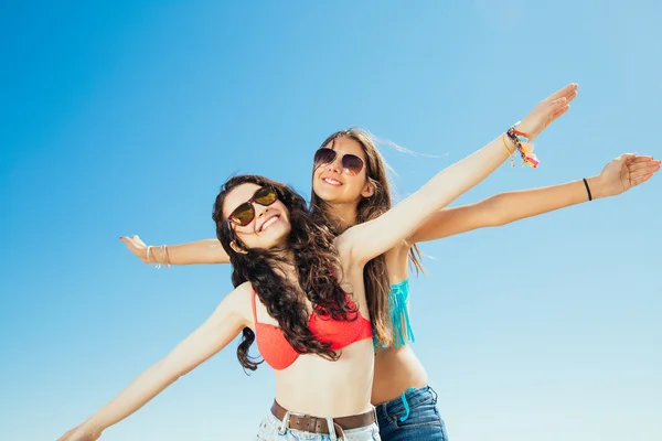 Beste vrienden vliegend naar het strand — Stockfoto