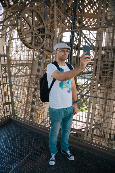Selfie adam Eyfel Kulesi içinde — Stok fotoğraf