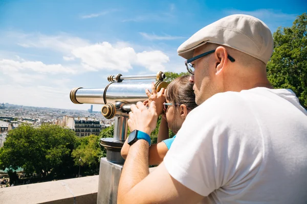 Pai e filha usando um telescópio em Paris — Fotografia de Stock