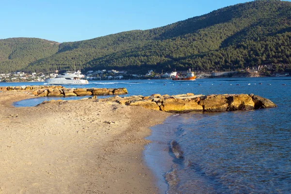 Costa Sabbiosa Montagne Barca Azzurro Mar Egeo Una Luminosa Giornata — Foto Stock