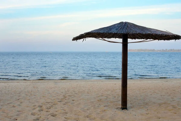 Sonnenschirm Einem Einsamen Strand Ufer Traurige Stimmung Einsamkeit — Stockfoto