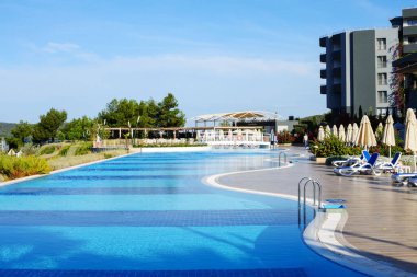 Hindi, Bodrum, Ekim 2020. Sabahın erken saatlerinde otelde mavi havuz. Denizde dinlen..