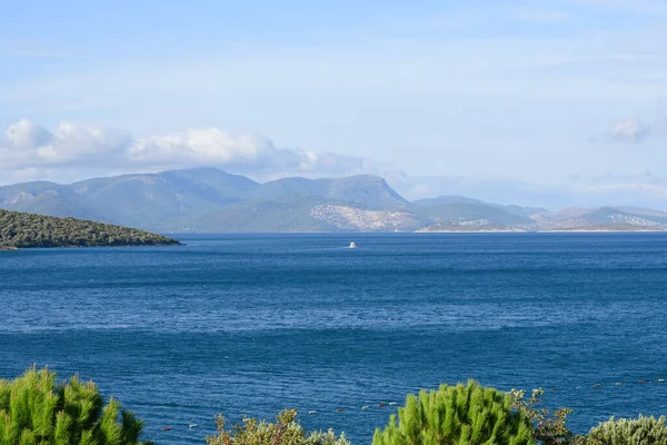 Güneşli Bir Günde Dağlar Gök Mavisi Ege Denizi Türkiye Git — Stok fotoğraf