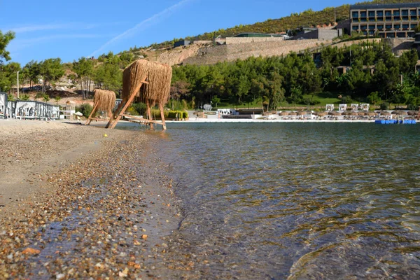 Маленькие Коричневые Камни Омываются Морской Водой Берегу Галечный Пляж Отдых — стоковое фото