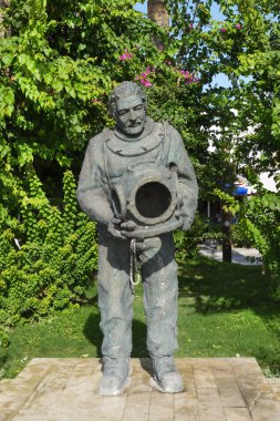 Türkiye 'nin Bodrum kentinin setine dalan bir dalgıcın anıtı. Türk seyahati.
