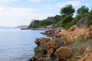 Deniz kenarındaki güzel, keskin taşlar. Türkiye 'nin Bodrum beldesinde terk edilmiş kayalık plaj.