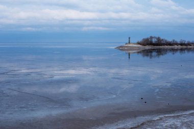 Ukrayna 'nın Cherkasy şehrindeki Donmuş Dinyeper Nehri. Kış manzarası.