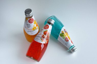 Cherkasy, Ukrayna, Şubat 2021. Arka planda Basil Seed olan üç şişe parlak içki. Yararlı bir içecek..