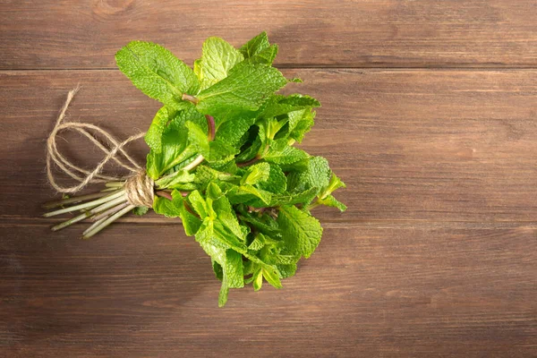 Daun Mint Hijau Segar Close Pada Latar Belakang Gelap Kayu — Stok Foto