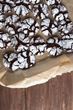 Lezzetli browni çikolatalı kurabiyeler üzerine pudra şekeri serpiştirilmiş. Ev yapımı pişirme..