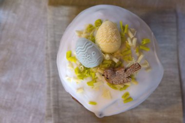 Geleneksel Ukrayna Paskalya pastaları yakın plan. Hafif bir tatil ve şenlikli hamur işleri için dekor. Mutlu Paskalyalar