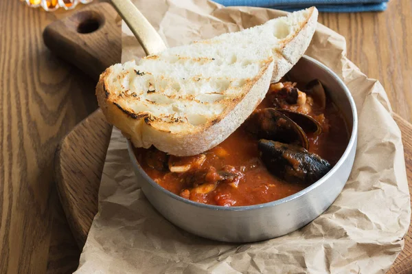 Delizioso Pranzo Abbondante Ristorante Pesce Zuppa Pomodoro Toscano Con Frutti Foto Stock