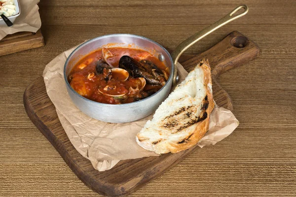 Delizioso Pranzo Abbondante Ristorante Pesce Zuppa Pomodoro Toscano Con Frutti Immagine Stock