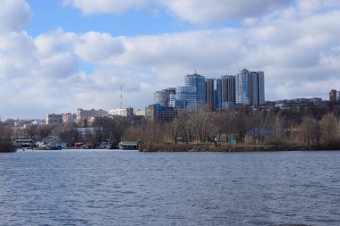 Dnipro, Ukrayna, Mart 2021. Ukrayna 'nın Dnepr kenti (Dnepropetrovsk). Nehir manzarası güzel, ilkbaharın başlarında modern binalar. Ukrayna 'ya Seyahat.