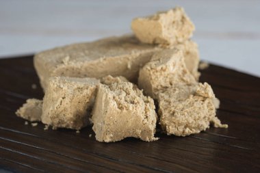 Lezzetli oryantal tatlı ayçiçeği halkası koyu arkaplanda.