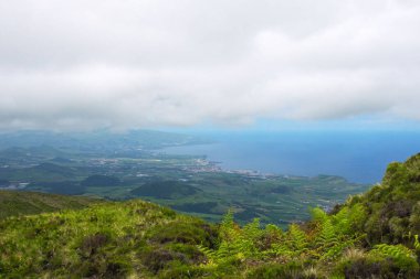 Sao Miguel adasındaki tepelerin ve göllerin üzerinden gri yağmur bulutları. Azores 'e git..