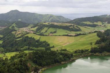 Sao Miguel adasındaki tepelerin ve göllerin üzerinden gri yağmur bulutları. Azores 'e git..
