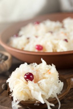 Yabanmersinli lahana turşusu. Mayalanmış sebzeler. Düzgün beslenme için süper ürün. Yakın çekim..