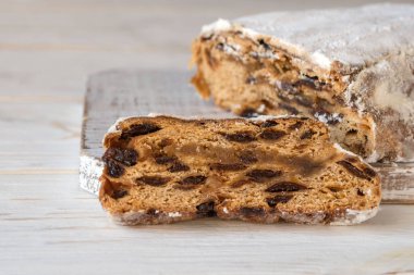 Stollen 'dan geleneksel Alman turtası fındık, kuru üzüm ve şekerli meyvelerden yapılmış, üzerine pudra şekeri serpiştirilmiş. Kes gitsin, lezzetli aromalı kek..